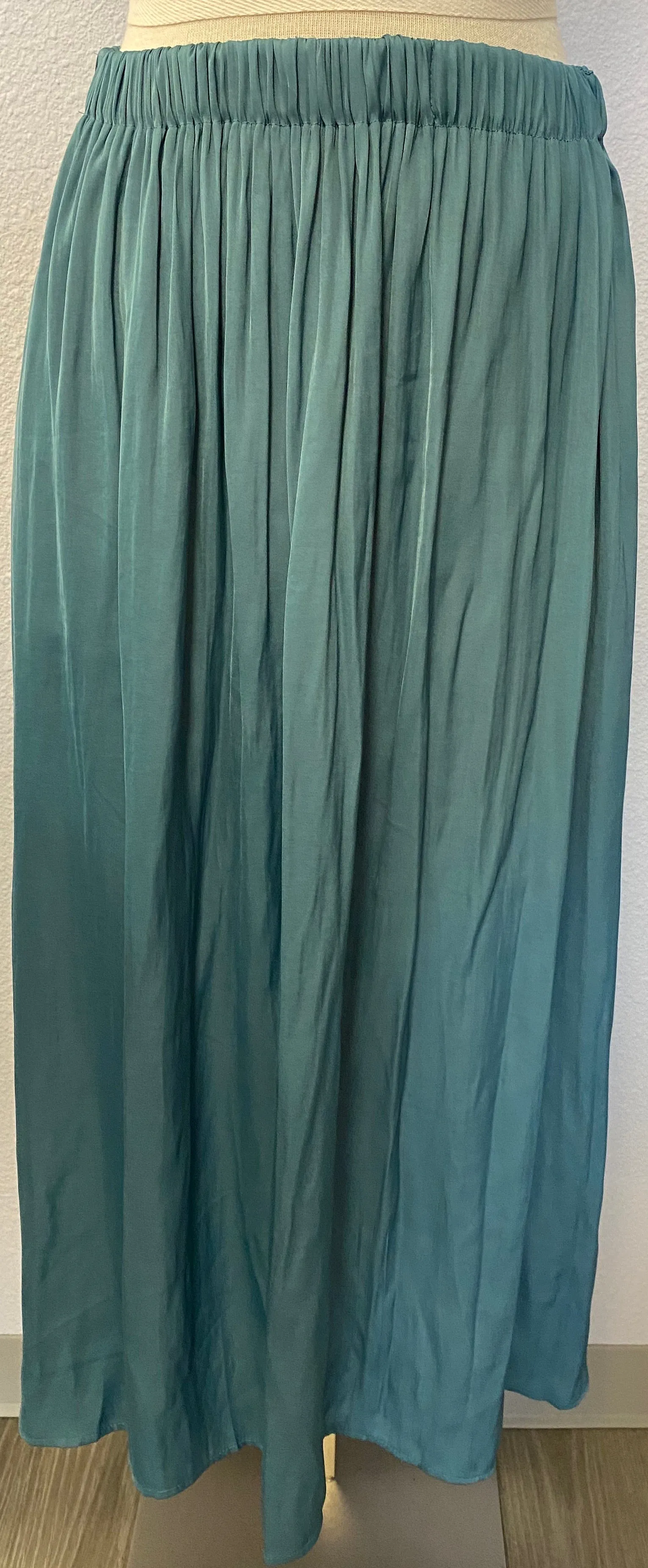 DEEP SIDE SLIT A-LINE SKIRT